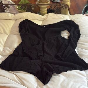 Women's Hollister size M Black Long Sleeve Romper great condition